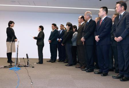 前橋市の小川晶市長（左端）に辞職しなければ不信任決議案を提出する方針を申し入れる市議ら＝１３日午後、前橋市