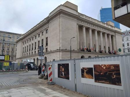 　ショパン国際ピアノ・コンクールの会場周辺には、過去のコンクールの演奏写真が貼られていた