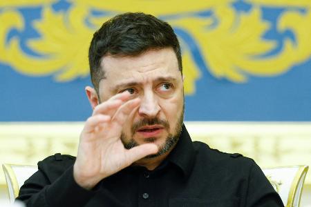 ウクライナ・キーウで報道陣の質問に答えるゼレンスキー大統領=7日(ロイター=共同)