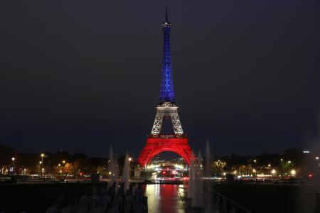 フランス国旗の青白赤の3色にライトアップされたエッフェル塔=13日、パリ(ゲッティ=共同)