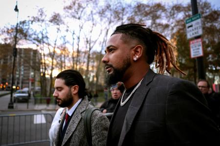 １３日、米ニューヨークの裁判所を後にする大リーグ、ガーディアンズ投手のクラセ被告（右）（ロイター＝共同）