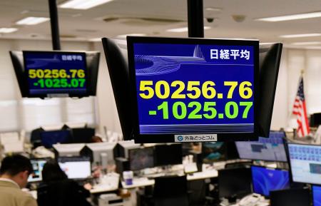 下げ幅が一時1000円を超えた日経平均株価を示すモニター=14日午前、東京都港区の外為どっとコム