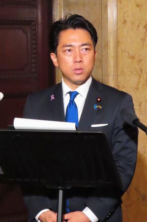 記者会見する小泉防衛相＝１４日午前、国会