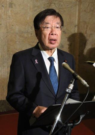 記者会見する平口法相＝１４日午前、国会