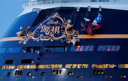米フロリダ州からバハマに向かうディズニーのクルーズ船＝２０２１年８月（ロイター＝共同）