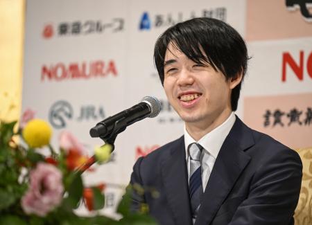 竜王戦５連覇から一夜明け、笑顔で記者会見する藤井聡太竜王＝１４日午前、京都市下京区