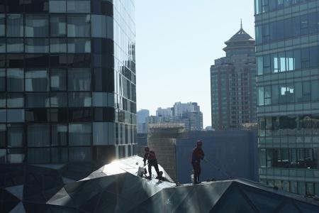 北京市内の高層マンション＝１０月（共同）