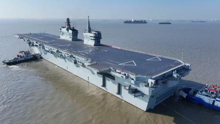 試験航行に向かう中国軍の新型水陸両用強襲揚陸艦「四川」＝１４日、中国上海市（新華社＝共同）