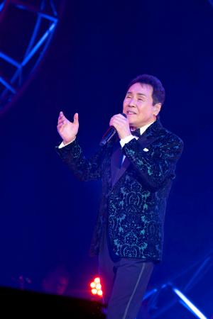 　熱唱する五木ひろし＝横浜アリーナ