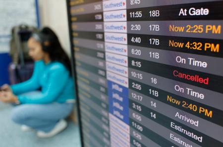 欠航や遅延などの運航状況を示す米ロサンゼルス国際空港の発着案内板＝１２日（ゲッティ＝共同）