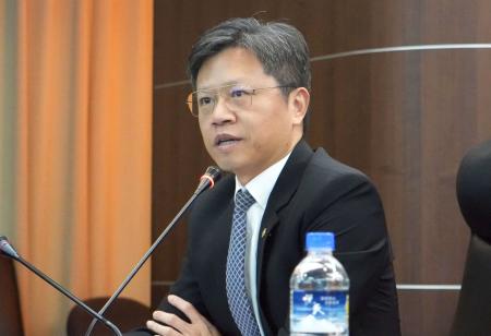 記者会見でタイ人少女の人身取引事件について説明する台湾の警察幹部＝１４日、台北（共同）