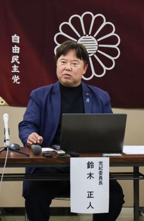 記者会見する自民党埼玉県連党紀委員長の鈴木正人県議＝１４日午後、さいたま市