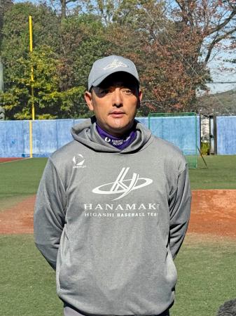 取材に応じる岩手・花巻東高の佐々木監督＝１４日、東京都内