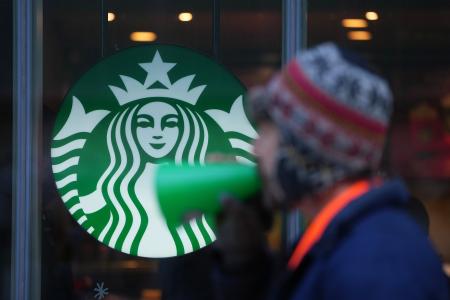 米スターバックスの店舗前で抗議するストライキの参加者＝１３日、東部フィラデルフィア（ＡＰ＝共同）