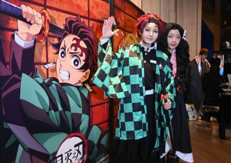 中国上海市の映画館で、劇場版「鬼滅の刃」の上映前に記念撮影するコスプレ姿のファン＝１３日（共同）