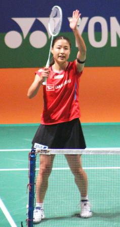 女子シングルス準々決勝で勝利し、歓声に応える奥原希望＝熊本県立総合体育館