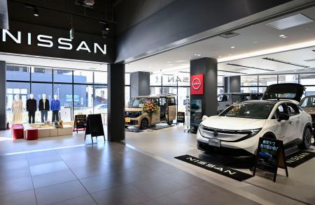 横浜市内のショッピングモール内にある日産自動車の店舗＝１４日午前