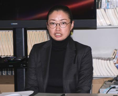 記者会見する埼玉県鶴ケ島市の福島恵美市議＝１４日午後、さいたま市