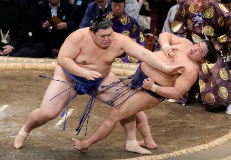 大の里（左）が押し倒しで平戸海を下す＝福岡国際センター