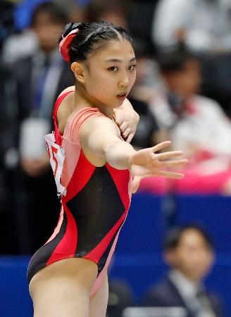 女子団体総合　戸田市ＳＣ・岸里奈の床＝高崎アリーナ