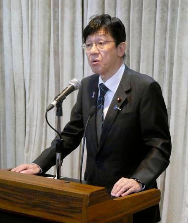 記者会見する松本行革相＝１４日午後、東京都港区