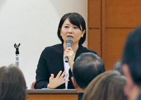 ＦＭ局が生放送する市民集会で、参加者の質問に答える前橋市の小川晶市長＝１４日午後、前橋市