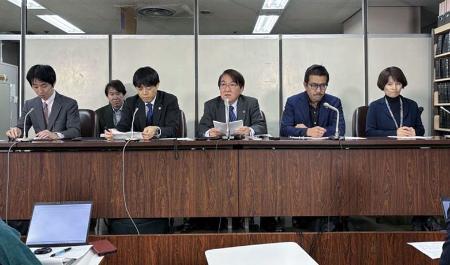 教団との和解成立を発表する全国統一教会被害対策弁護団＝１４日午後、東京・霞が関の司法記者クラブ
