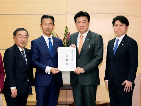 経済対策の策定に向けた提言を木原官房長官（中央右）に手渡す公明党の岡本政調会長（同左）＝１４日午後、首相官邸