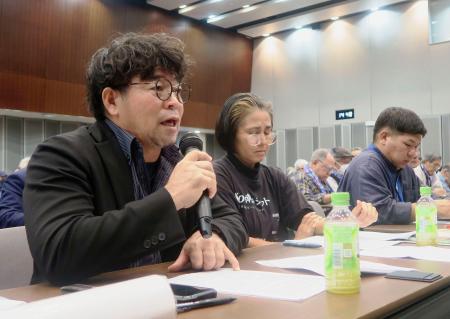 沖縄の防衛力を強化する政府方針への抗議集会で発言する小嶺博泉与那国町議＝１４日午後、国会