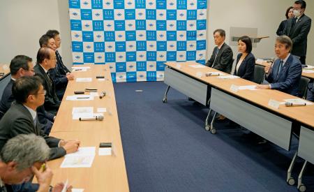 福島県大熊町の吉田淳町長（左奥から３人目）と面会した石原環境相（右端）＝１４日午後、福島県大熊町