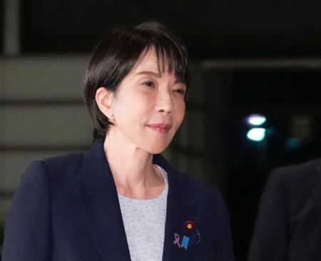 首相官邸に入る高市首相＝１４日午後
