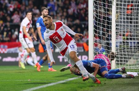 Ｗ杯欧州予選のフェロー諸島戦で３点目のゴールを決め、喜ぶクロアチアのニコラ・ブラシッチ＝１４日、リエカ（ロイター＝共同）