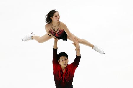 　スケートアメリカ、ペアのショートプログラムで演技する三浦璃来、木原龍一組＝１４日、レークプラシッド（ゲッティ＝共同）