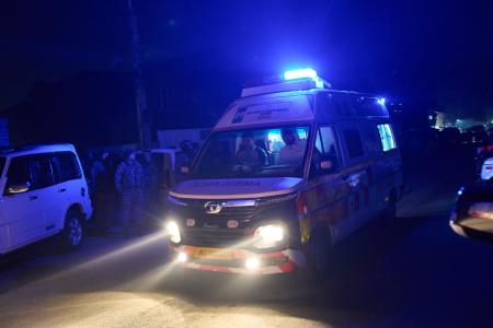 爆発現場となった警察署を離れる救急車両＝１４日、スリナガル（ＡＰ＝共同）