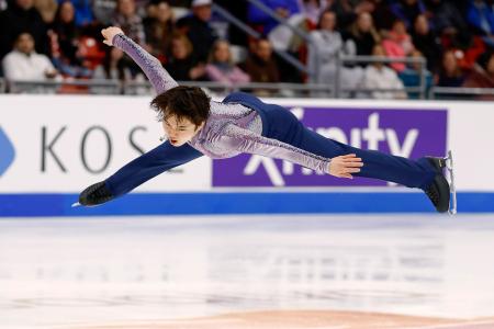 男子ＳＰ　演技する友野一希＝レークプラシッド（共同）