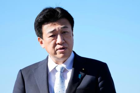 新潟市で記者団の取材に応じる木原官房長官＝１５日午後