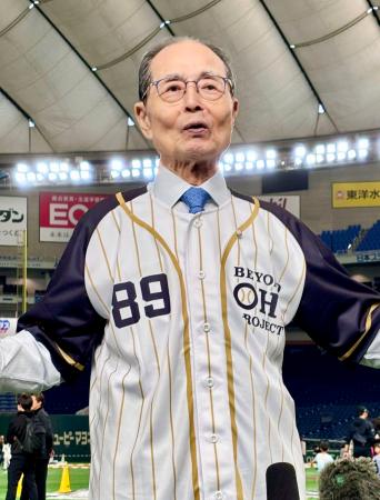 取材に応じるソフトバンクの王貞治球団会長＝１５日、東京ドーム