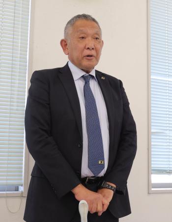 記者会見する大分県サッカー協会の五所睦雄専務理事＝１５日午後、大分市