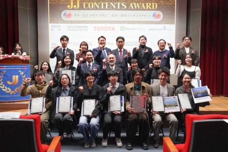 １５日、韓国・済州島で開かれた「日本・済州コンテンツアワード」の授賞式で、記念撮影する受賞者ら（共同）