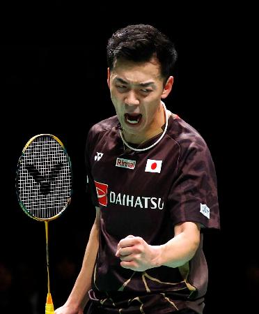 男子シングルス準決勝　ポイントを奪いガッツポーズする西本拳太＝熊本県立総合体育館