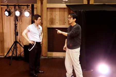 上演に向けて最終調整する脚本・演出の胡桃沢伸さん（右）と主演を務める俳優の川口龍さん＝１５日午後、長野県阿智村の満蒙開拓平和記念館