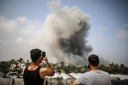 ８月、ガザ最南部ラファで、イスラエル軍の攻撃により立ち上る煙（ゲッティ＝共同）