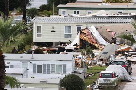 嵐で被害を受けたキャンプ場＝１５日、ポルトガル南部（ＡＰ＝共同）