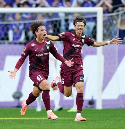 神戸―広島　前半、先制ゴールを決め、駆け出す神戸・永戸（左）＝パナスタ