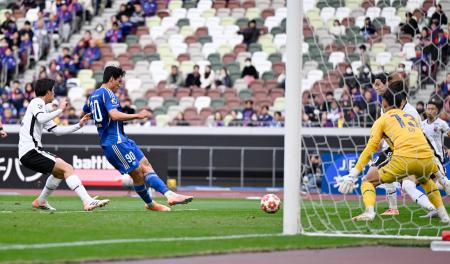 　町田―ＦＣ東京　延長後半、チーム２点目のゴールを決める町田・呉世勲（左から２人目）。ＧＫ波多野＝国立競技場