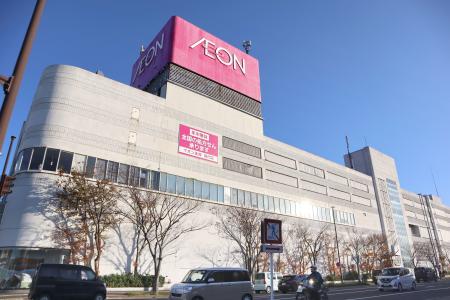 　クマが侵入した「イオン能代店」＝１６日午後３時５分、秋田県能代市