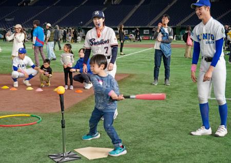 日本高野連とＮＰＢによる普及活動「キッズファーストアクション」でバッティングの遊びを体験する子ども＝１６日、東京ドーム