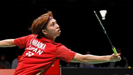 男子シングルス決勝　西本拳太と対戦する奈良岡功大＝熊本県立総合体育館