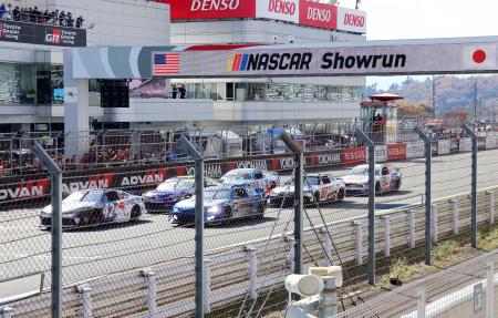 静岡県小山町の富士スピードウェイで開かれた、米国の自動車レース「ＮＡＳＣＡＲ」のイベント＝１６日午前