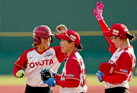 　３回、先制２点打を放ち笑顔のトヨタ・石川（左）＝ジャイアンツタウンスタジアム
